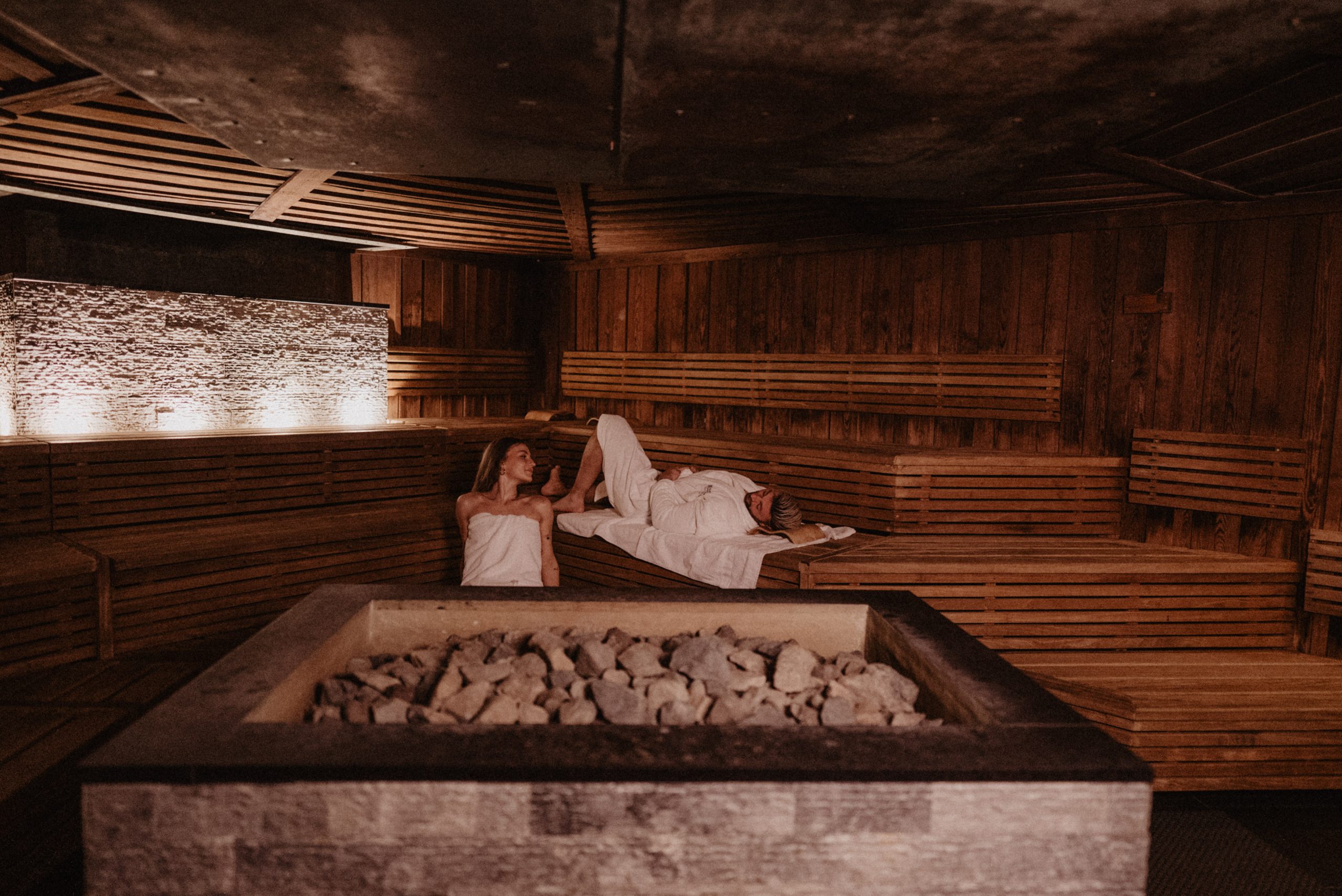 Aufguss-Sauna der Medi Therme Bochum große finnische Sauna mit Saunaofen
