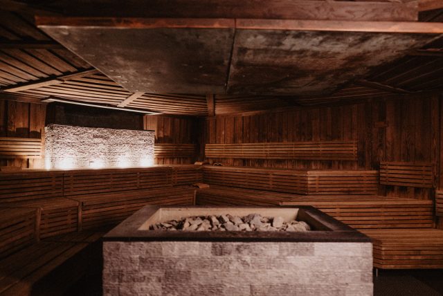 Aufgusssauna der Medi Therme Bochum mit klassischem Saunaofen und Holzbänken