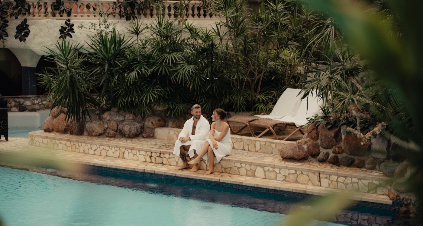 Außenpool der Medi Therme Bochum mediterrane Thermenlandschaft mit Liegebereich