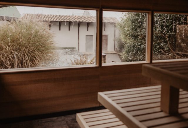Panoramasauna der Medi Therme Bochum mit Blick in den Außenbereich