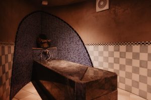 Hamam Massage in orientalischem Dampfbad – Entspannung auf warmem Stein