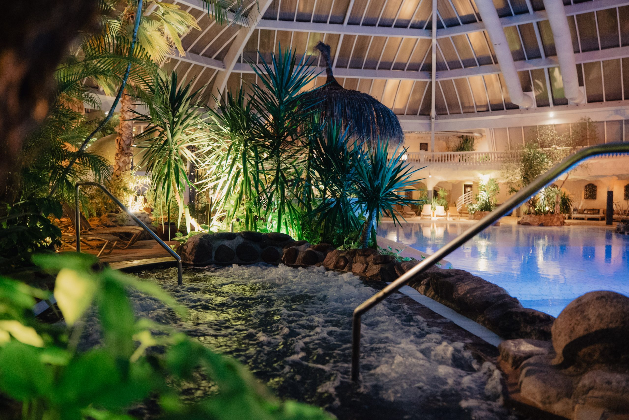 Sprudelbecken und Poollandschaft in der Thermenhalle der Medi Therme Bochum