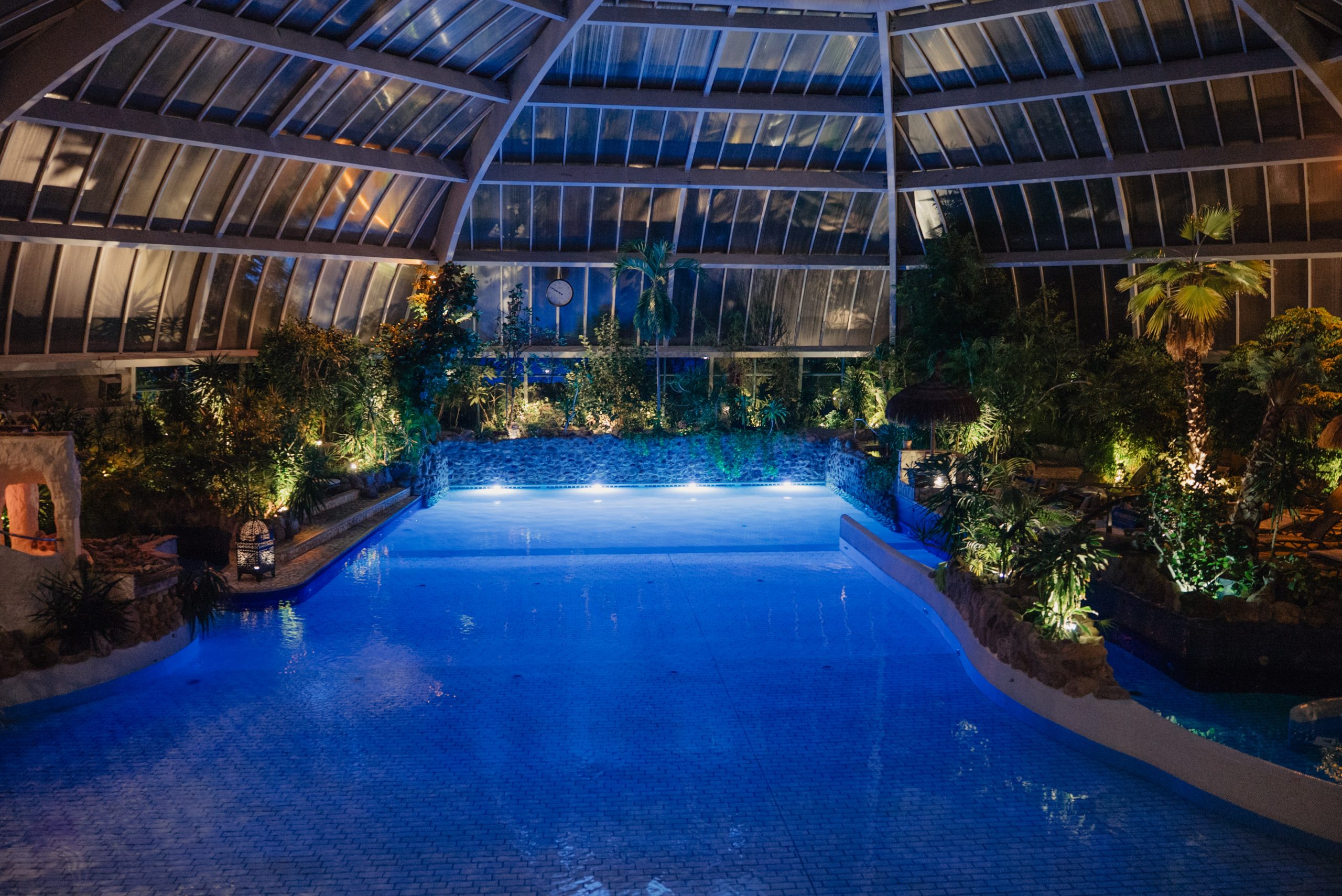 Große Poollandschaft der Medi Therme Bochum unter der Glaskuppel mit tropischen Pflanzen